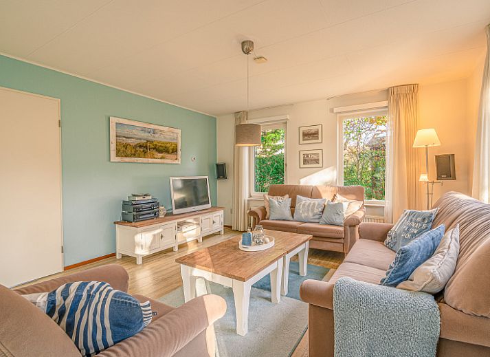 Vooraanzicht van Vakantiehuis Kamperfoelie 65 in De Koog, Texel met ruime oprit en groene omgeving.