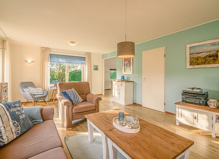 Vooraanzicht van Vakantiehuis Kamperfoelie 65 in De Koog, Texel met ruime oprit en groene omgeving.