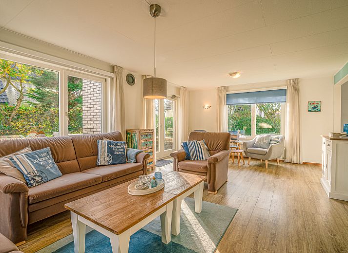 Vakantiehuis Kamperfoelie 65 in De Koog, Texel met stenen gevel en gezellige entree.