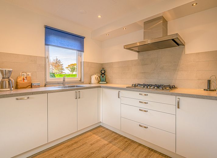 Vakantiehuis Kamperfoelie 65 in De Koog, Texel met stenen gevel en gezellige entree.