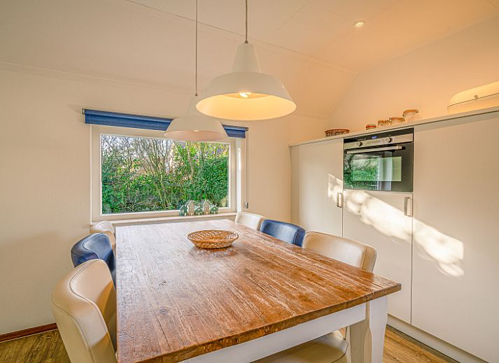 Vakantiehuis Kamperfoelie 65 in De Koog, Texel met stenen gevel en gezellige entree.