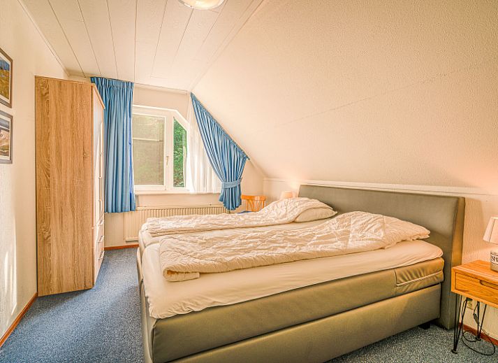 Vakantiehuis Kamperfoelie 65 in De Koog, Texel met stenen gevel en gezellige entree.