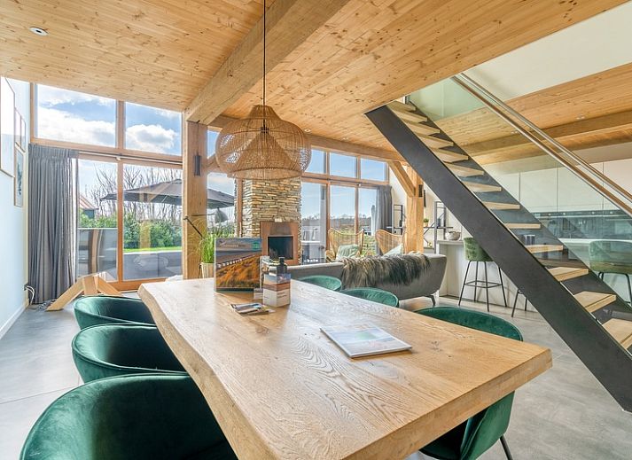 Gemuetliches Wohnzimmer der Villa 183 mit Whirlpool in De Koog Texel, mit grossen Fenstern und Kamin.