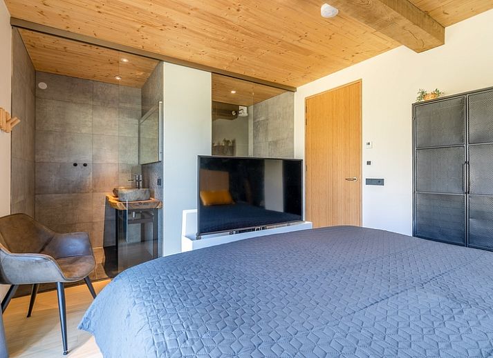 Gemuetliches Wohnzimmer der Villa 183 mit Whirlpool in De Koog Texel, mit grossen Fenstern und Kamin.