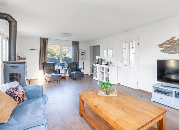 Sonnige Terrasse im Ferienhaus Honeysuckle 75 auf Texel, ideal zum Entspannen.