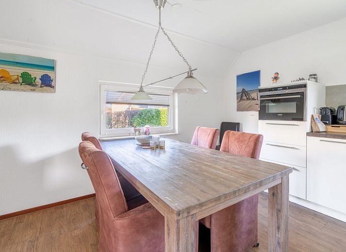 Sonnige Terrasse im Ferienhaus Honeysuckle 75 auf Texel, ideal zum Entspannen.