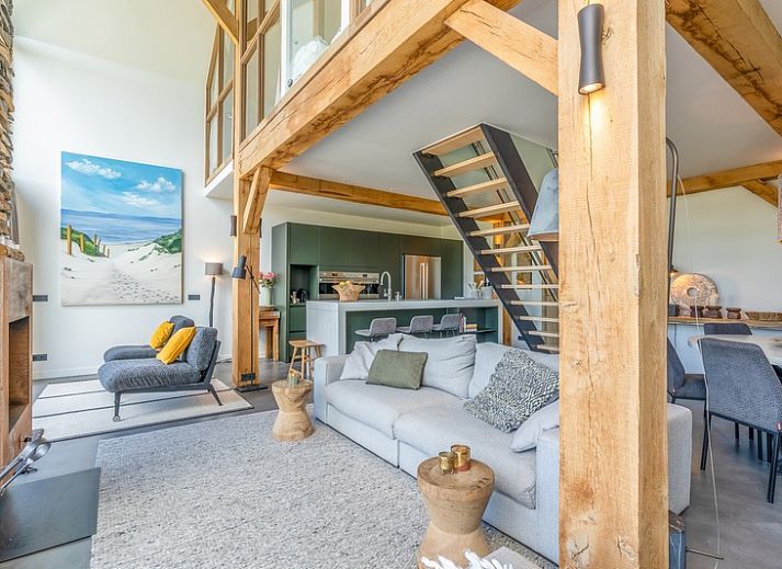 Villa 193 in De Koog, Texel, vakantiehuis met moderne architectuur en rieten dak omgeven door duinen.