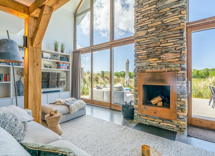 Villa 193 in De Koog, Texel, vakantiehuis met moderne architectuur en rieten dak omgeven door duinen.