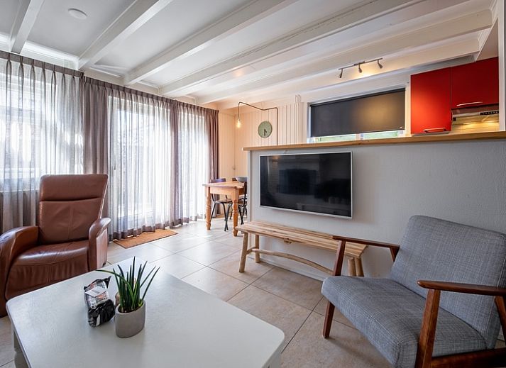 Gezellige woonkamer van vakantiehuis 32b Pollux in De Koog, Texel met comfortabele zithoek en moderne inrichting.