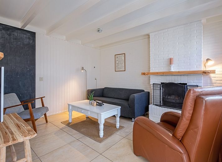 Sfeervolle open haard in 32b Pollux, vakantiehuis in De Koog, Texel, perfect voor ontspanning na een dag op de Waddeneilanden.