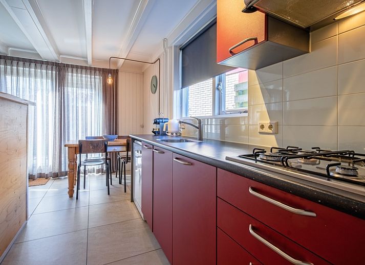 Sfeervolle open haard in 32b Pollux, vakantiehuis in De Koog, Texel, perfect voor ontspanning na een dag op de Waddeneilanden.