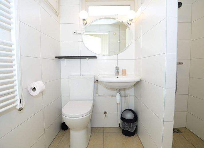 Sfeervolle open haard in 32b Pollux, vakantiehuis in De Koog, Texel, perfect voor ontspanning na een dag op de Waddeneilanden.