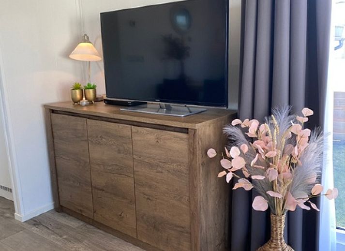 Chalet Bregkoog 94 auf Texel. Ferienhaus mit grossem Aussenbereich und Blick auf den Park in De Koog, Wadden Islands.