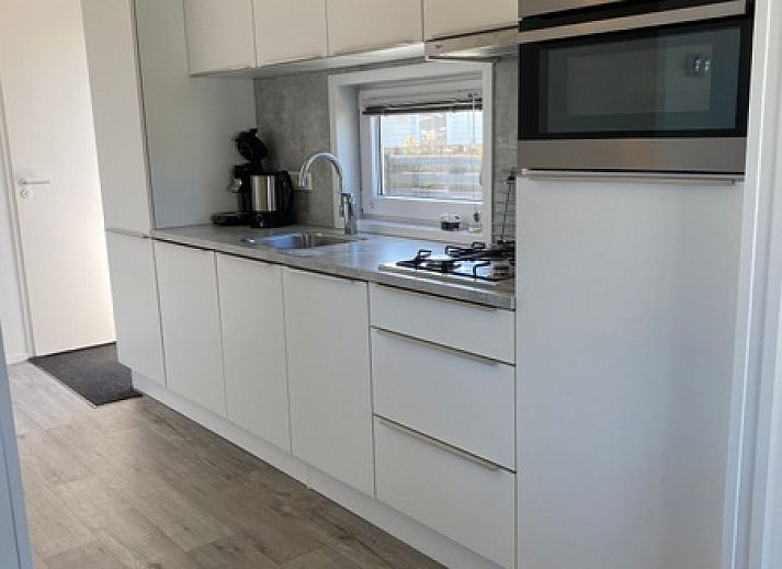 Chalet Bregkoog 94 auf Texel. Ferienhaus mit grossem Aussenbereich und Blick auf den Park in De Koog, Wadden Islands.