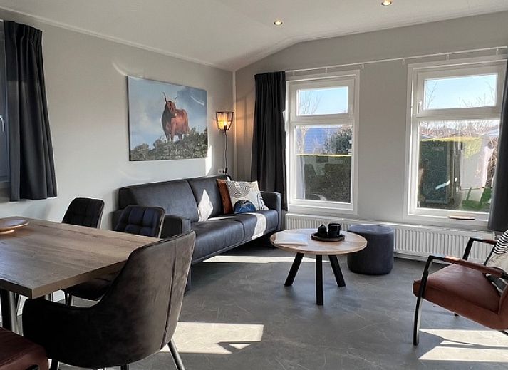 Chalet Type 1 in De Koog, Texel met ruime veranda en tuinmeubilair voor een ontspannen vakantie op de Waddeneilanden.