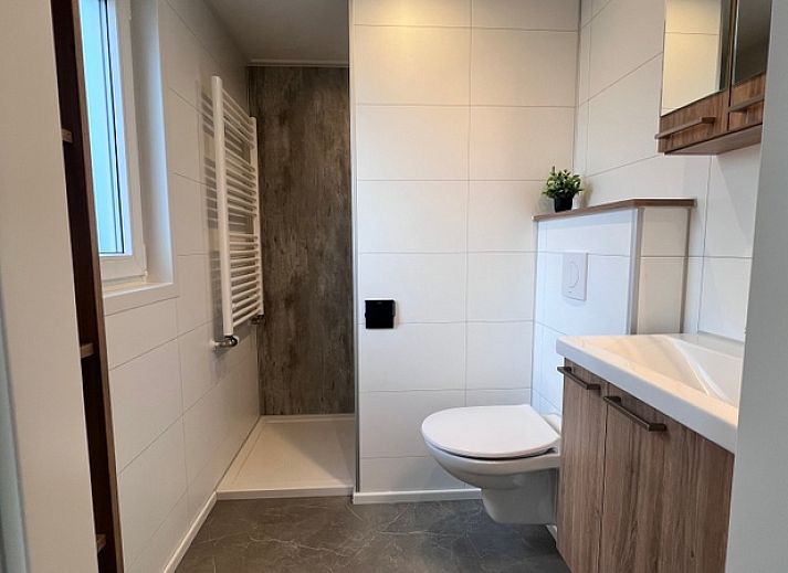 Chalet Type 1 in De Koog, Texel met ruime veranda en tuinmeubilair voor een ontspannen vakantie op de Waddeneilanden.