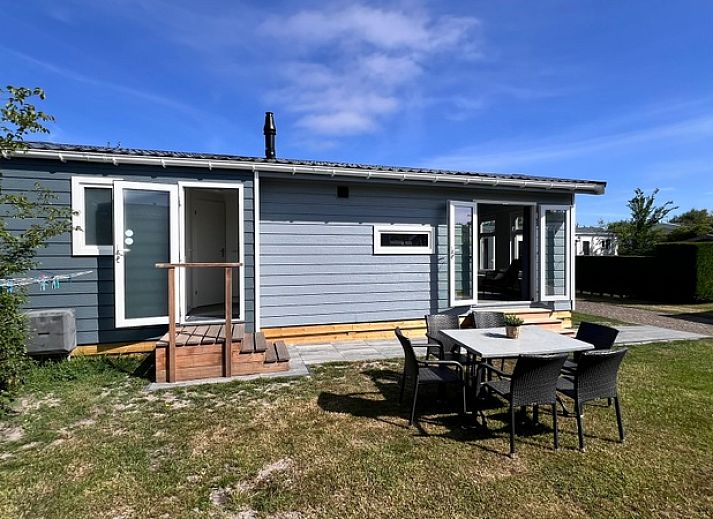 Gezellige woonkamer van Chalet Type 1 in De Koog, Texel met comfortabele zitruimte en veel natuurlijk licht.