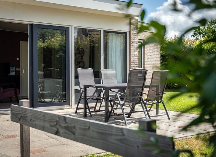 Bungalow 19A in De Koog, Texel met zonnig terras en groene tuin, ideaal vakantiehuis op de Waddeneilanden.