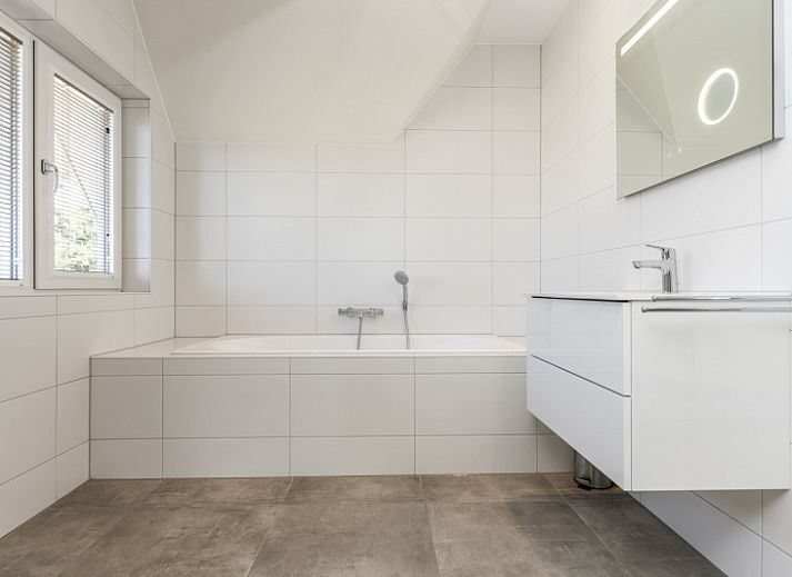 Stijlvolle binnenruimte van Villa 21 in De Koog, Texel, met ruime woonkamer en veel natuurlijk licht.