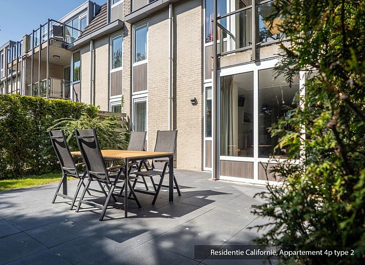 Geniet van het zonnige terras bij Type 2 vakantiehuis in De Koog, Texel, Waddeneilanden.