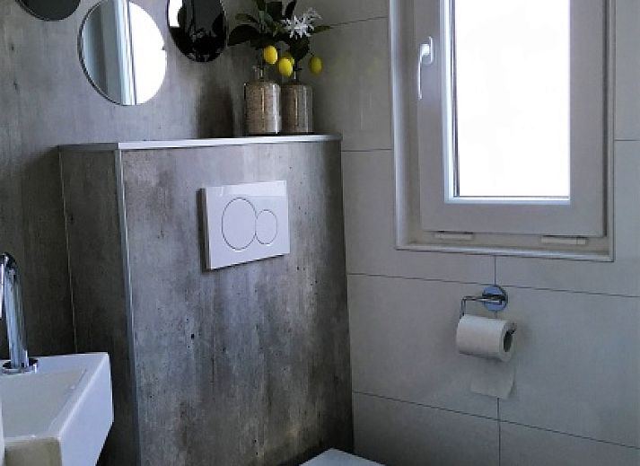 Chalet Elsrijk in De Koog, Texel: Geniet van een zonnig terras en moderne inrichting in dit vakantiehuis op de Waddeneilanden.