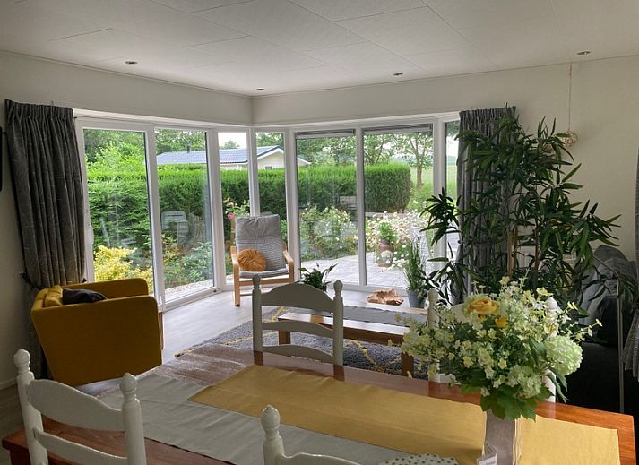 Gezellige slaapkamer in Chalet Elsrijk, De Koog, Texel. Geniet van comfort en rust op de Waddeneilanden in deze charmante vakantiewoning.