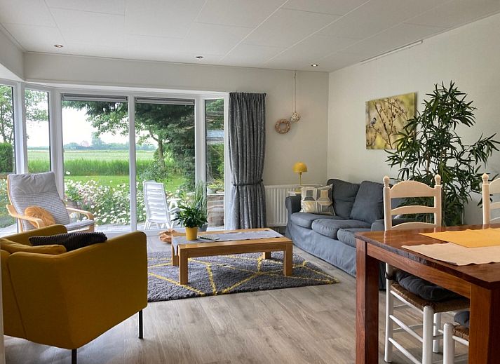 Gezellige slaapkamer in Chalet Elsrijk, De Koog, Texel. Geniet van comfort en rust op de Waddeneilanden in deze charmante vakantiewoning.