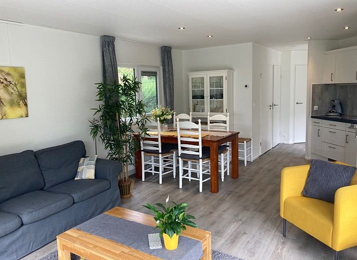 Gezellige slaapkamer in Chalet Elsrijk, De Koog, Texel. Geniet van comfort en rust op de Waddeneilanden in deze charmante vakantiewoning.