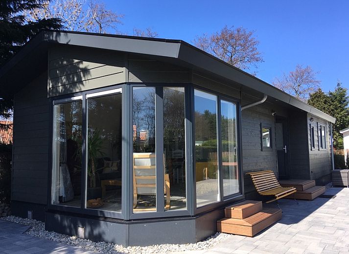 Moderne badkamer in Chalet Elsrijk, een vakantiehuis in De Koog op Texel, met stijlvolle wastafel en verwarmd handdoekenrek.