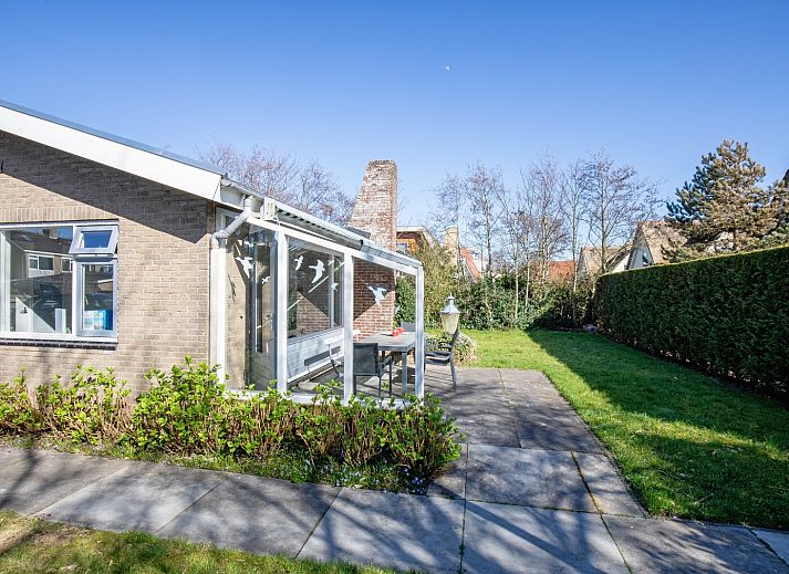 Terras met zonnescherm bij De Schutstal vakantiehuis in De Koog, Texel