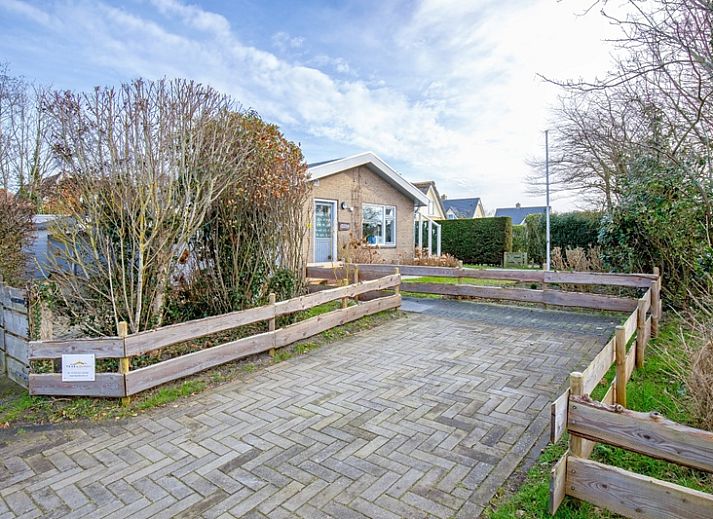 Terras met zonnescherm bij De Schutstal vakantiehuis in De Koog, Texel