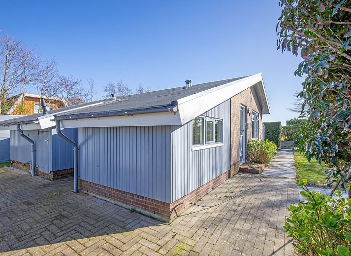 Voorzijde van De Schutstal vakantiehuis met tuin in De Koog, Texel
