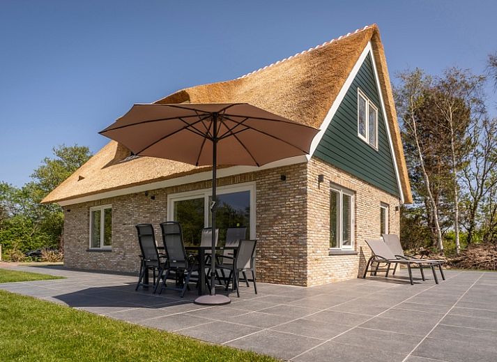Tor zum Landhuis De Wije Blick, Ferienhaus in De Koog Texel, mit ueppiger Natur.