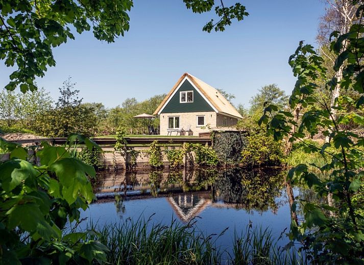 Tor zum Landhuis De Wije Blick, Ferienhaus in De Koog Texel, mit ueppiger Natur.