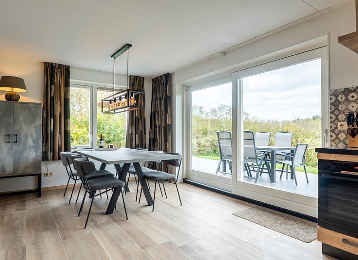 Luftaufnahme von Landhuis De Wije Blick, Ferienhaus in De Koog Texel, mit weitlaeufiger Landschaft.