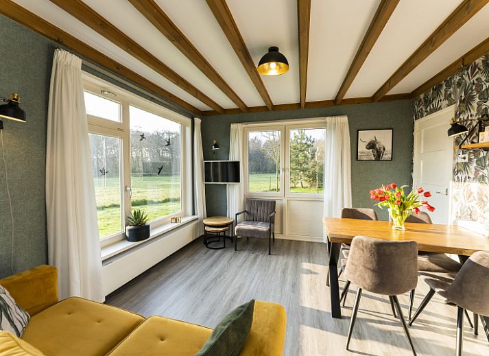 Vakantiehuis De Koperwiek in De Koog Texel met groene tuin en bakstenen gevel.