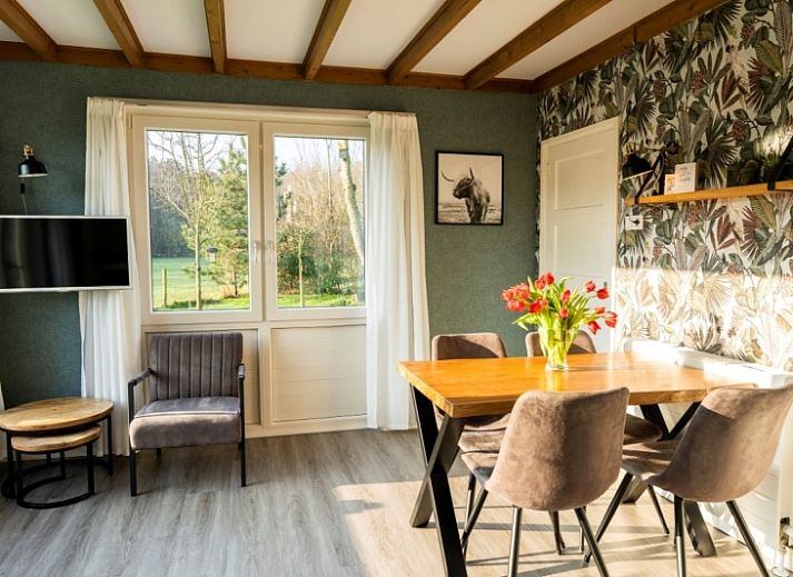 Vakantiehuis De Koperwiek in De Koog Texel met groene tuin en bakstenen gevel.