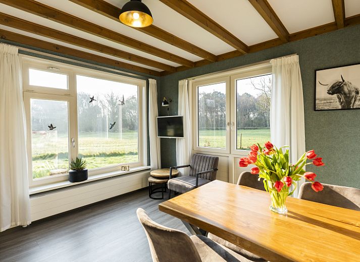 Vakantiehuis De Koperwiek in De Koog Texel met groene tuin en bakstenen gevel.