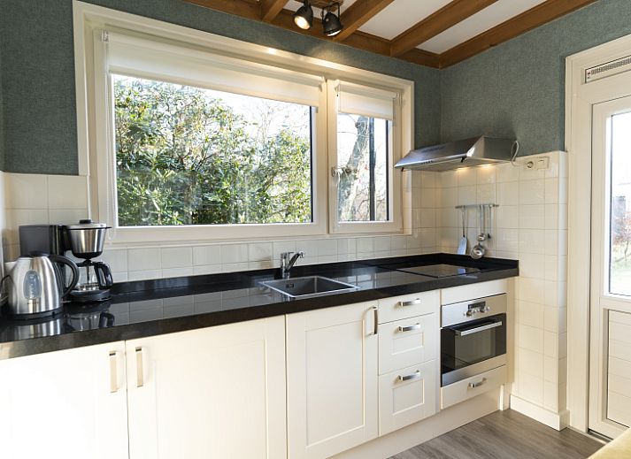 Pad naar De Koperwiek vakantiehuis in De Koog Texel omringd door groen.