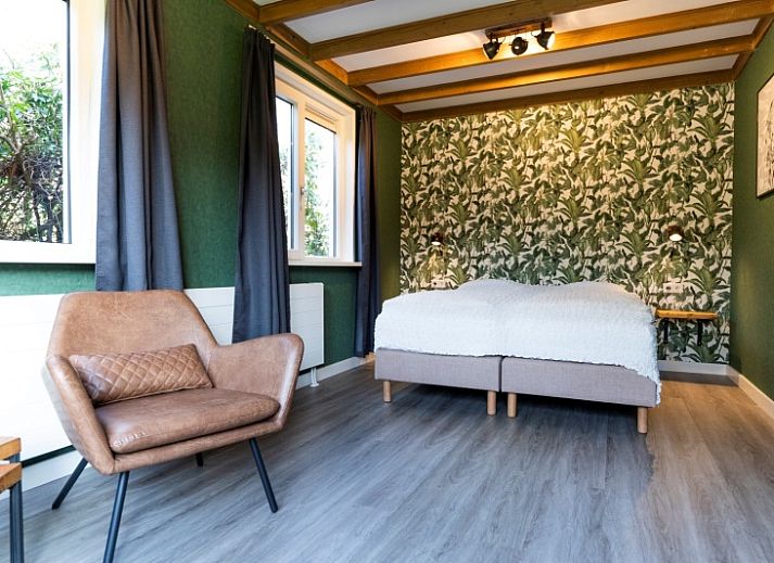 Pad naar De Koperwiek vakantiehuis in De Koog Texel omringd door groen.