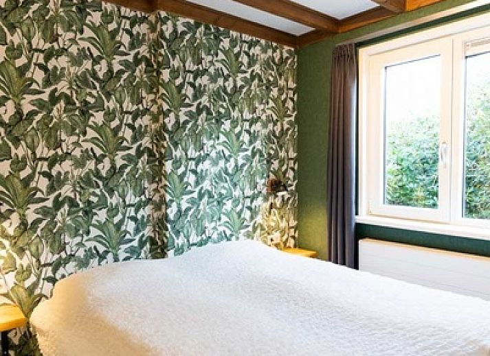 Pad naar De Koperwiek vakantiehuis in De Koog Texel omringd door groen.