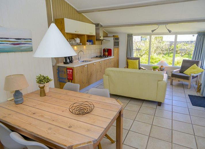 Ferienhaus Achter de Brem in De Koog, Texel mit sonniger Terrasse und gruener Umgebung.