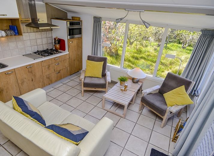 Ferienhaus Achter de Brem in De Koog, Texel mit sonniger Terrasse und gruener Umgebung.