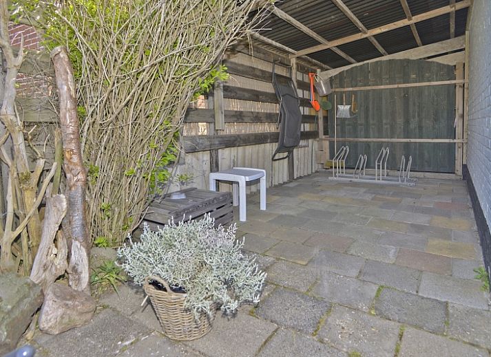 Gemuetliches Wohnzimmer des Ferienhauses Achter de Brem, De Koog, Texel mit Blick auf die Natur.