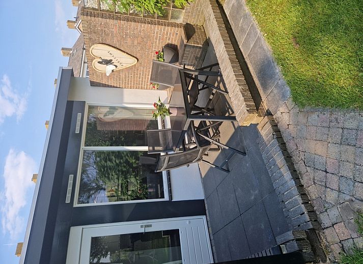 Vakantiehuis Zeelucht in De Koog, Texel met ruime tuin en terras voor ontspanning.