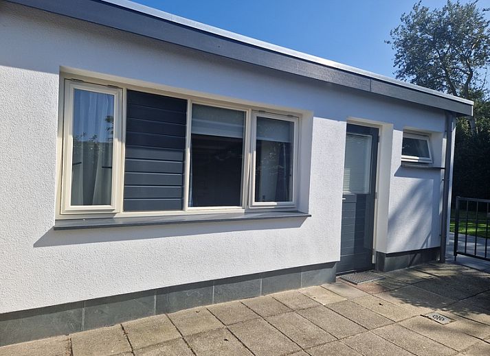 Vakantiehuis Zeelucht in De Koog, Texel met ruime tuin en terras voor ontspanning.