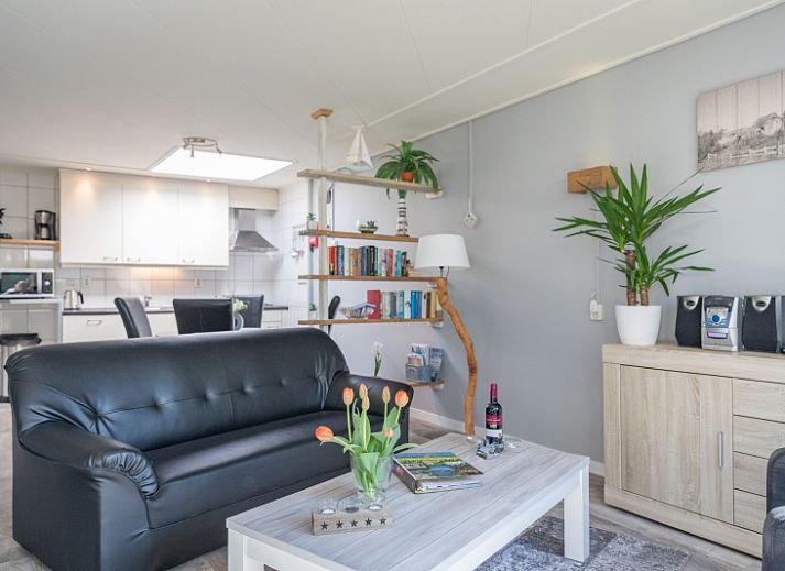 Terras van vakantiehuis Zeelucht in De Koog, Texel met comfortabele zitgelegenheid.