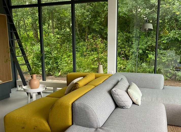 Geraeumige Terrasse im Ferienhaus De Koerie in De Koog, Texel, umgeben von gruener Natur.