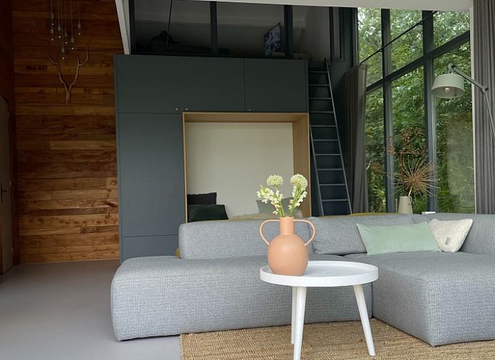 Geraeumige Terrasse im Ferienhaus De Koerie in De Koog, Texel, umgeben von gruener Natur.