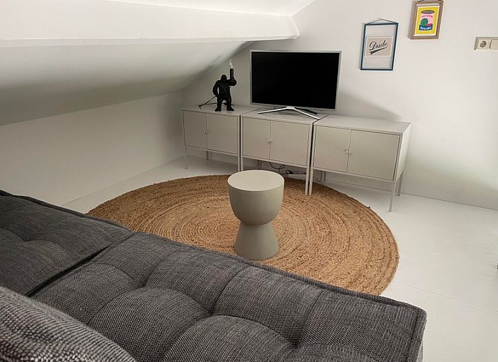 Stilvolle Essecke im Ferienhaus De Koerie, De Koog, Texel, mit modernem Mobiliar.